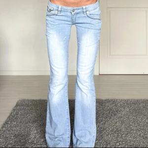 Ljusblåa lågmidjade jeans - Ett par jättefina ljusblåa, lågmidjade, bootcut jeans. Köpta tidigare på vinted, men jag har inte använt dom alls👌jättebra skick, midjemått: 34cm rakt över innerbenslängd: 78cm💘  lita inte på märket nedanför!!!!!!!!!