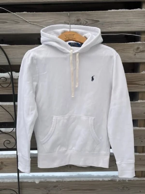 Vit Ralph Lauren Hoodie   - Snygg och trendig vit Ralph Lauren Hoodie. Storlek XS. Fint skick. Härlig och mjuk. Hör gärna av er vid funderingar🙌Perfekt nu till vintern!⛄️