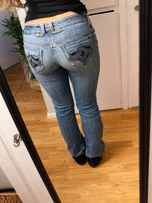 Vintage bootcut low waisted jeans - Vintage river islandjeans with details.   📏waist:36cm  innerleg:80cm total lenght:102cm  🚚1-2 days before shipping 