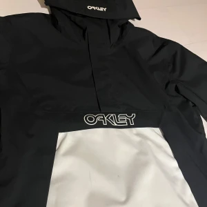 Skidjacka från Oakley  - Vit/ svart skidjacka av Oakley i storlek S, någon enstaka fläck på de vita men inge mer än så