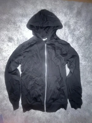 Kappahl  - Snygg liten zip hoddie från kaphall perfekt till dig eller ditt barn!