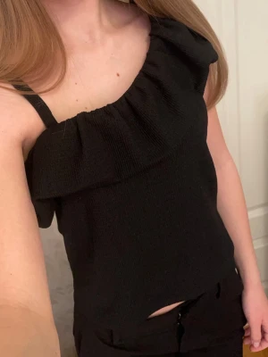 Oneshoulder topp  - Superfin svart tröja oneshoulder topp. Storlek 170, skulle säga att den passar storlek xs/s:)) Vet inte exakt var den är ifrån men inte ifrån shein eller så såklart!! ☺️ Testad några gånger , inprincip ny!