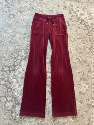 Vinröda Juicy Couture - I xxs men passar Xs. Och S, har en liten fläck på fram fickan,  de är vinröda och passar mig som är 165cm