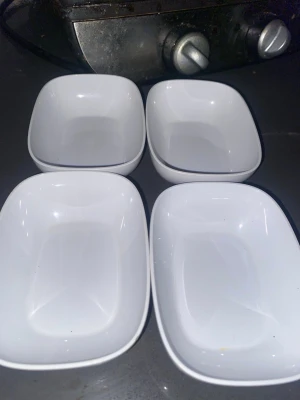  skålar – vit design - Set med 4 stilrena skålar – vit design  Snyggt och praktiskt set med fyra vita skålar i modern, fyrkantig form med mjukt rundade hörn. Den tidlösa designen gör att skålarna passar lika bra till vardags som till fest 