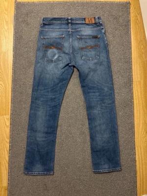 Nudie Jeans - Grim Tim - Säljer ett par feta Nudie Jeans! | Najs snus fade och  på vänstra fickan! Samt wash på jeansen| Modell: Grim Tim, Conjunction| Storlek W33 L 30 | Hör av vid funderingar, pris kan diskuteras