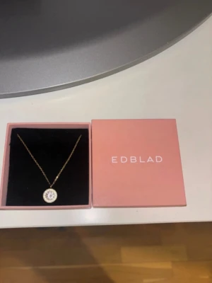 Edblad halsband - Bilderna visar ett halsband från Edblad i en rosa ask. 