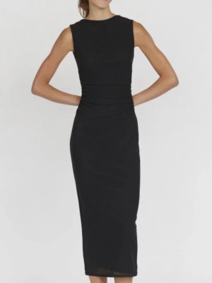 Svart långklänning från Sisters Point - Supersnygg svart långklänning från Sisters Point i figurnära modell. Klänningen är ärmlös med rund halsringning, aldrig använd 