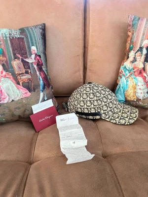 Ferragamo keps - Salvatore ferragamo. Nypris runt 3500-4000kr. Kommer med kvittot