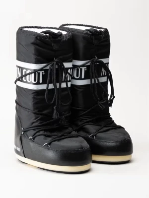 Svarta långa Moon Boots - Svarta långa Moon Boots i jättefint skick. Supertrendiga, varma och bekväma – perfekta till vintern och ger en riktigt cool look.