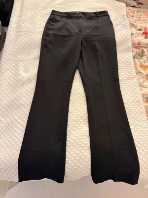 Svarta kostymbyxor  - Svarta kostymbyxor från BikBok. Bootcut. 