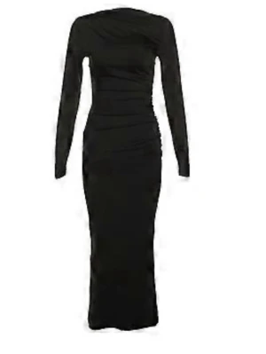 Svart långklänning från Cubus - Säljer en svart långklänning från Cubus med lång ärm och snygg drapering i midjan. Klänningen är figurnära och tillverkad i mjuk polyesterblandning med återvunnen polyester. Perfekt för dig som gillar stilrena och eleganta plagg.