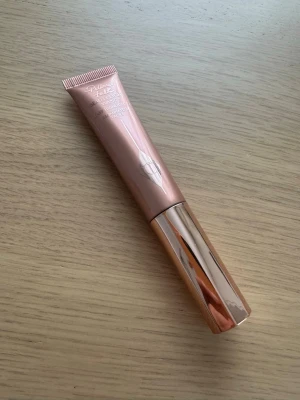 Charlotte Tilbury highlighter - Säljer en Glowgasm Beauty Light Wand från Charlotte Tilbury i Pillow Talk Original. Produkten är endast swatchad och annars helt oanvänd. Väldigt fin färg!