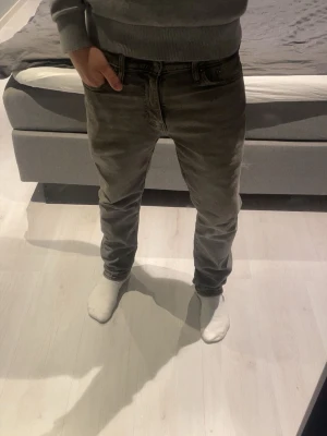 Levi's 511 jeans - Säljer ett par grå Levi's 511 slim fit jeans. Nypris 1100 W30 L30