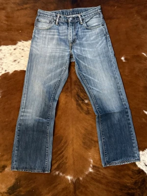 Levis 527 bootcut - Tjena! Säljer dessa riktigt snygga Levis 527 bootcut, byxorna är i fint skick och o storlek W32/L30, hör av dig vid funderingar!🙌