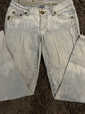 Ljusblå Jeans Please jeans med detaljer - Säljer ett par jättefina vintage jeans från Please jeans!! Del är väldigt bra skick!! De har unika detaljer och ett fint märke vid fickorna💕midjemått: 37 innerbenslängd:72💕