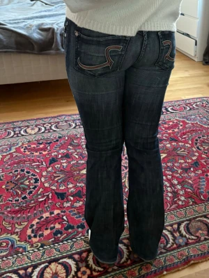 Lågmidjade jeans  - Supersnygga lågmidjade bootcut jeans med unik design på bakfickorna! Köpta i london för ungefär 700kr och säljs eftersom de blivit lite för små för mig. 🤗 