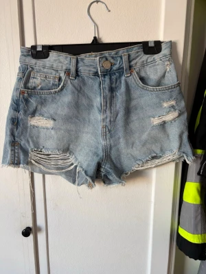 Blåa jeans shorts  - Blåa ”slitna” jeans shorts från New Yorker. Säljer dessa då de är för små för mig. Det står M men skulle nog säga att det är mer S. 