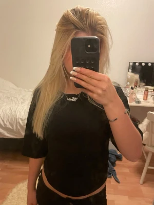 Svart långärmad topp - Snygg svart trekvartsärmad topp med tight passform. Inga tecken på användning och använd fåtal gånger. Från Ginatricot storlek XS💓