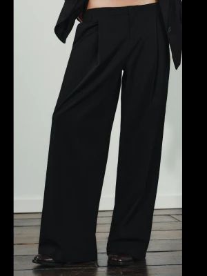 Svarta wide kostymbyxor från Zara - Säljer ett par svarta kostymbyxor från Zara i storlek M. De var tyvärr för långa på mig och missade returenperioden så kan inte lämna tillbaka därav helt nya med lapp! Superfina för någon som är lite längre (även helt slutsålda på hemsidan)💛