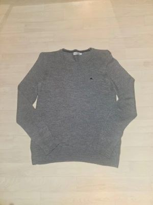 J.Lindeberg merinoull sweatshirt - Hallö! Nu säljer en lite schysstare grå stickad tröja från J.Lindeberg i storlek S. Tröjan är gjord av merinoull och är perfekt nu till vintern men passar även bra under andra årstider.