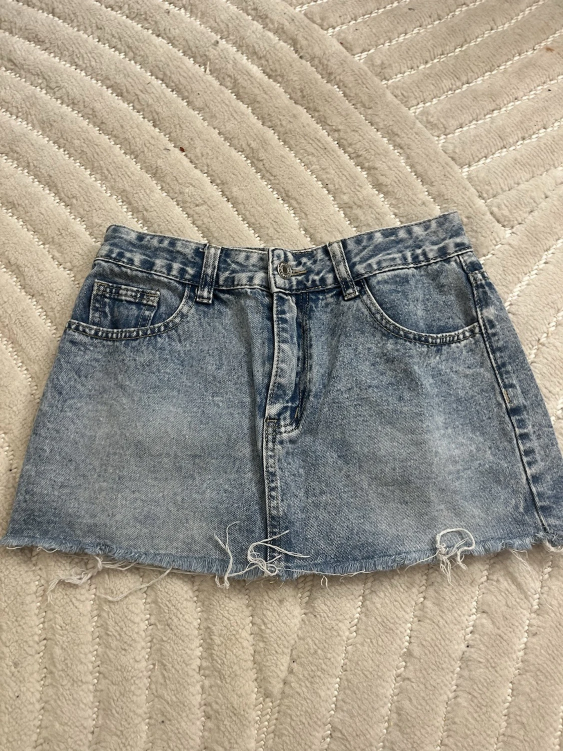 Blå jeanskjol med fransig kant