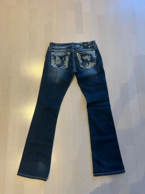 Low waist bootcut Miss Me jeans  - Säljer dessa mörkblå miss me jeans. Endast använda en gång, men inga tecken på användning. Går ner till hälen i längd på mig som är 171💓 storlek 28