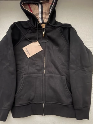 Burberry Tröja - Hej! Jag säljer nu en Burberry tröja som är i storlek M. Den är helt ny, bara testat och jag tyckte inte om den som jag hade tänkte.