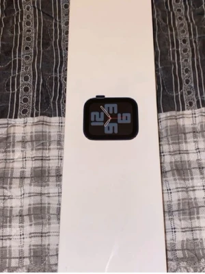 Apple Watch SE (2nd Gen) 40mm - Apple Watch SE (2nd Gen) 40m . Har bara änvänt den i 6 månader minst annars kan man säga den är helt ny