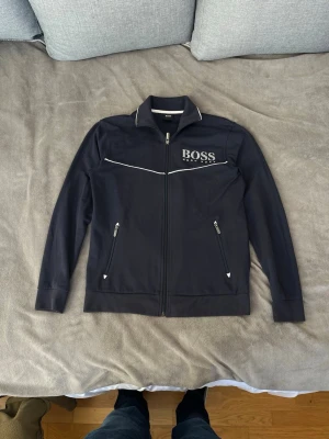 Hugo boss zip hoodie - Mörkblå Hugo boss zip hoodie i väldigt fin kvalité. Hör av dig vid frågor! P6