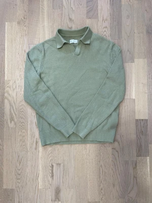 Olivgrön pikétröja - These Glory Days - Stilren stickad tröja med krage från These Glory Days i en snygg grön nyans. Ett tidlöst plagg som funkar perfekt till både vardag och mer uppklädda tillfällen. 	•	Märke: These Glory Days 	•	Typ: Stickad tröja med krage 	•	Färg: Grön 	•	Passform: Regular 	•	Skick: Mycket bra skick 	•	Mjuk och bekväm kvalitet  Passar utmärkt till jeans, chinos eller byxor – perfekt för höst, vinter och lager-på-lager.  📦 Skickas snabbt! 💬 Hör av dig om du vill ha mått eller fler bilder!