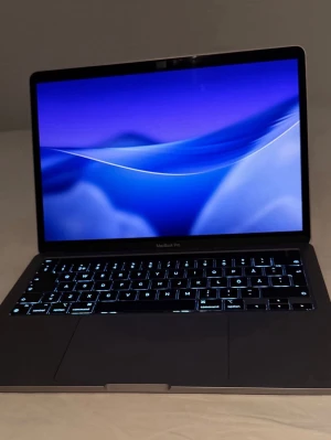 MacBook Pro M1 (2020)  - MacBook Pro M1 13” (2020). 8GB RAM, 256 GB SSD. Är i mycket fint skick bortsett från bucklorna som visas på bild fem och sex. Skicka meddelande om du har frågor.
