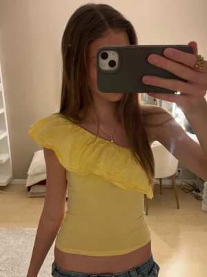 Gul offshoulder topp från Kappahl - Trendig gul topp från Kappahl, skulle säga att den är väldigt stor i storleken jag är ca 175 å den passar mig ganska bra!! 💗 super söt nu till sommaren 💗💗