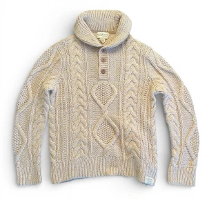Ralph Lauren heavy knit - Säljer denna supersnygga ralph lauren tröja då den tyvärr är för stor. Tröjan är tillverkad i en slitstark ullblandning(70% akryl, 30% ull) vilket gör den perfekt nu till vintern/vår. Bröstvidd: 48cm Längd fr axel: 68cm Armlängd fr axel: 66cm. Tveka inte att höra av dig om du undrar något!