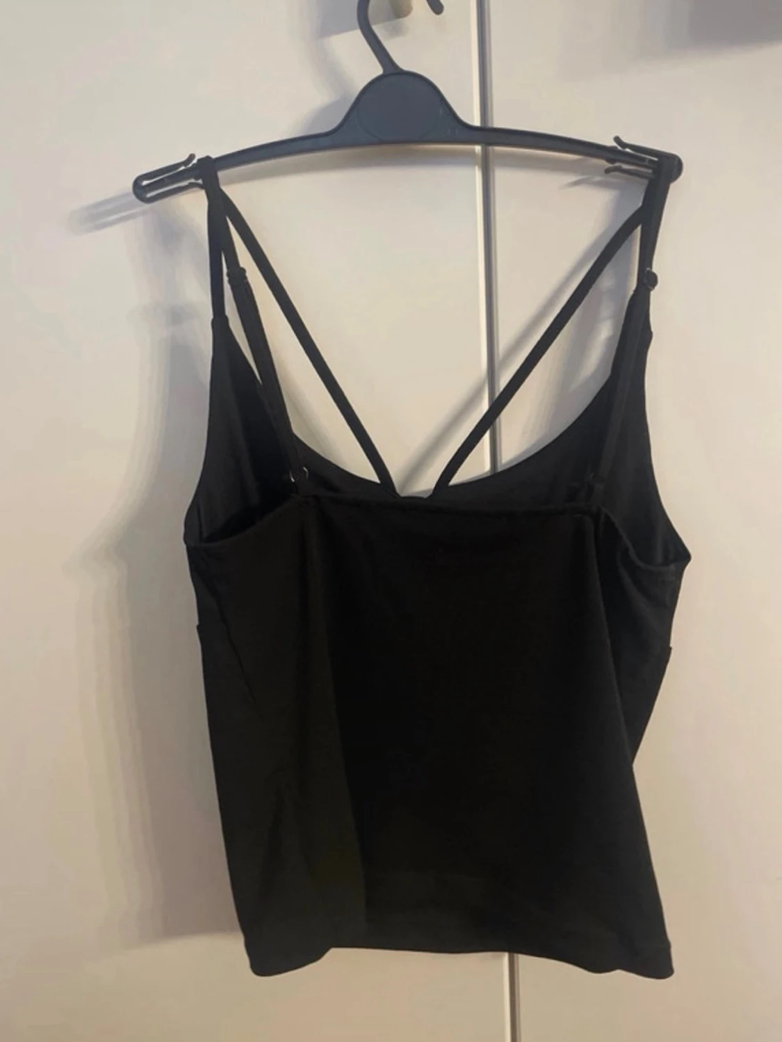 Svart linnetopp med smala axelband - 4