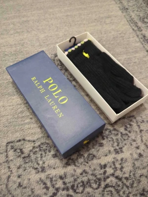 Polo Ralph Lauren handskar  - Säljer mina handskar från Ralph Lauren, skriv vid frågor, priset är förhandlingsbart och kan skicka direkt efter köpet. Passar både män och kvinnor😃