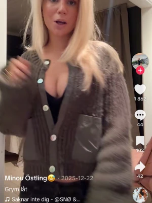  stickad kofta med Zara !intressekoll!  - Säljer en grön stickad kofta med stora, färgglada knappar och två stora fickor framtill. Koftan är croppad och har lång ärm, perfekt för lager-på-lager. Den har en loose fit och är riktigt mysig till både jeans och kjol.