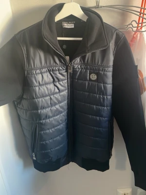  Stone Island cardigan mörkblå - Säljer en svart cardigan från Stone Island i storlek m den är helt ny aldrig använt.               Skick 10-10.   Defekt inga 