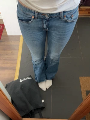 Lager 157 blå bootcut jeans - Säljer dessa blåa bootcut lowaist jeansen från lager 157 typ aldrig använda. 