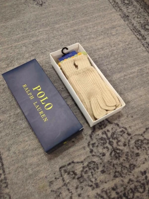 Polo Ralph Lauren handskar - Säljer mina handskar från Ralph Lauren, skriv vid frågor, priset är förhandlingsbart vid snabb affär och kan skicka direkt efter köpet. Passar både män och kvinnor ☺