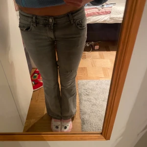 Grå bootcut jeans från Gina Tricot - Säljer ett par gråa bootcut jeans från Gina Tricot som är omsydda🥰