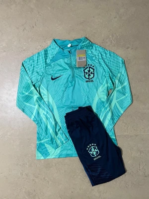 Brasil tracksuit - Säljer denna snygga Tracksuiten för ett riktigt bra pris, skriv till om ni är intresserade eller har några funderingar!