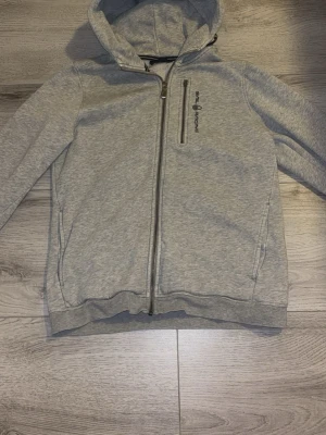 grå snail racing  - säljer den pga att ja längre inte använder den💞 skriv ifall du har några frågor osv