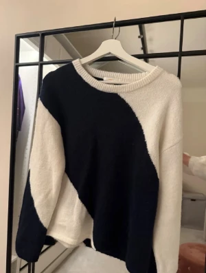 Svartvit stickad tröja med breda block - Säljer min snygga stickade tröja i storlek 158/164. Jätte skön och snygg och använd 2-3 ggr. Pris kan diskuteras vid snabbköp💕