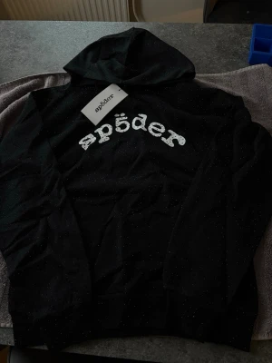 Shiny Spider Hoodie - Storlek: S Den är helt ny, inte använt den alls och den är väldigt sällsynt från USA, även folket i USA har svårt att hitta den. Taggar finns med. Startpris: 750kr