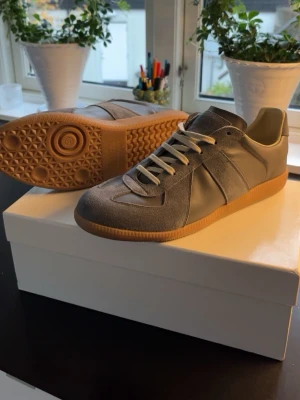 Maison margiela  - Säljer nu dessa sjukt feta och unika margielas i storlek 43! Skick är 9/10, färg grå (sjukt eftertraktade) box följer med samt dustbags! Hör av er vid frågor.