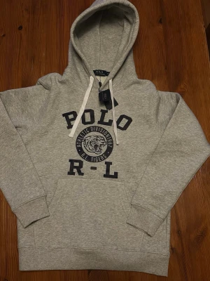 Ralph Lauren hoodie - Snygg Ralph Lauren hoodie som är helt ny. Den kom Tyvär aldrig till andvändning och Darför säljs den🤩