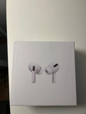 AirPods Pro 2 - Säljer ett par AirPods Pro 2 1:1. Airpodsen är aldrig andvända. Laddare och alla papper om dom fås med. Leverans till dig. Hör av er om frågor eller bilder så löser jag de. MVH Gillis