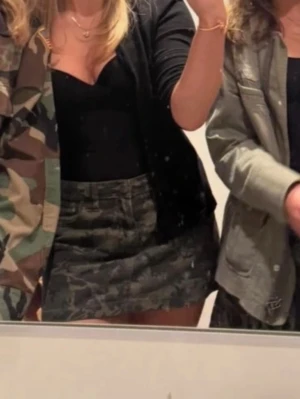 Camouflage jeanskjol från Bershka - Mycket bra skick och endast använd 1 gång!!