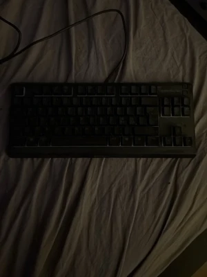 SteelSeries Apex 3 TKL - SteelSeries Apex 3 TKL är ett kompakt  gamingtangentbord med RGB-belysning och spillresistent design. Tangentbordet är i gott skick med endast lättare bruksspår. Perfekt för både gaming och arbete där utrymme är viktigt. Den har använts 2 gånger.