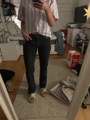 Svarta jeansbyxor från 157, storlek M - Svarta jeansbyxor från 157 i rak modell med normal passform. Klassisk femficksdesign och knappgylf. Jeansen har en mörk tvätt och är tillverkade i slitstarkt bomullsmaterial. Perfekta för dig som gillar en enkel och clean look.